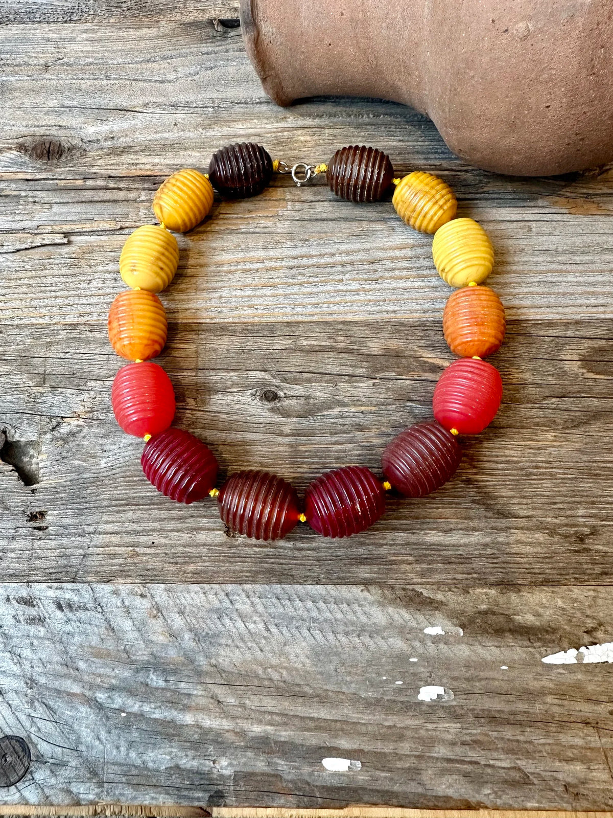 Superbe fluted Bakelite bead necklace, American, circa 1940s